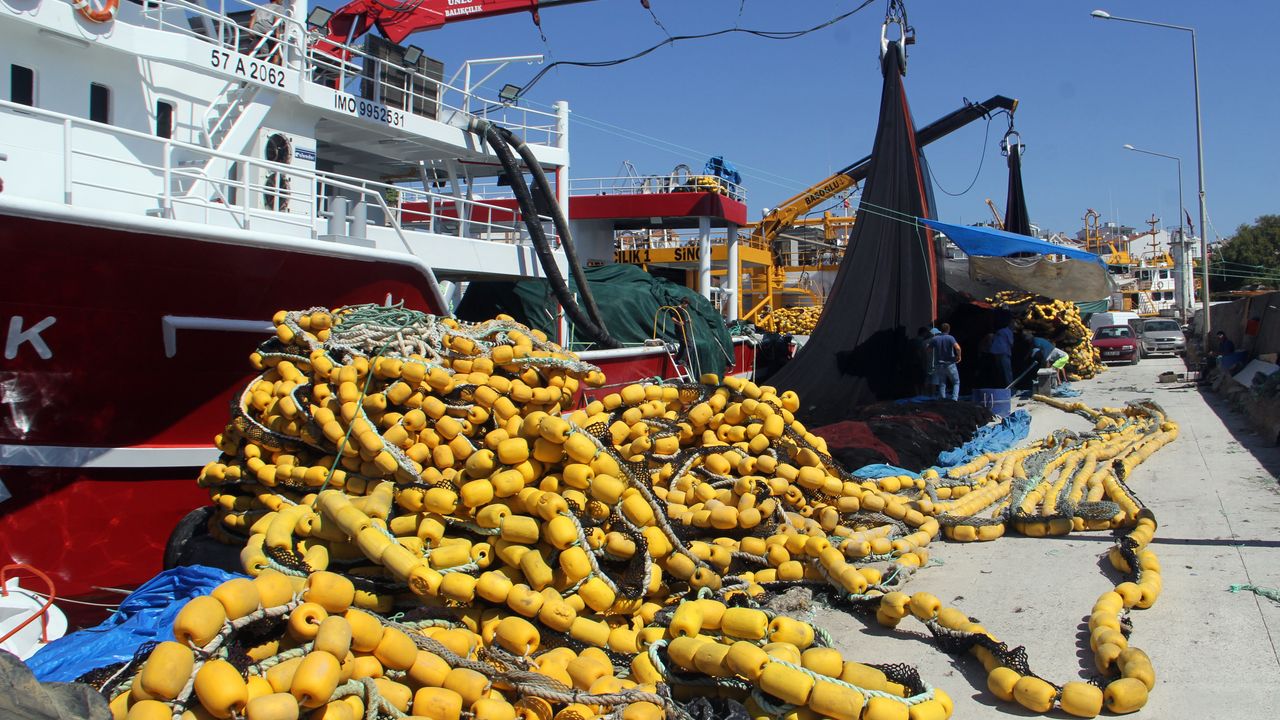  Balıkçılar ağlarını Karadeniz'e bırakmak için gün sayıyor