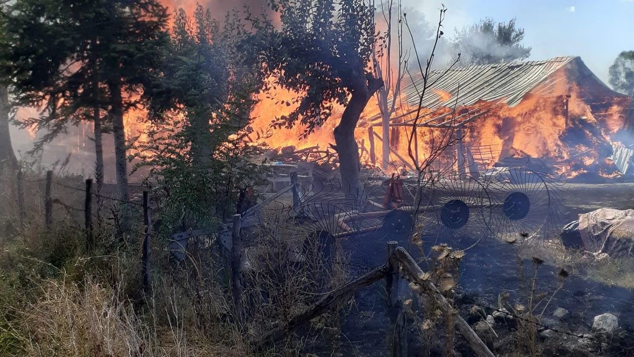 Kastamonu'da çıkan yangında ahır, samanlık ve traktör zarar gördü
