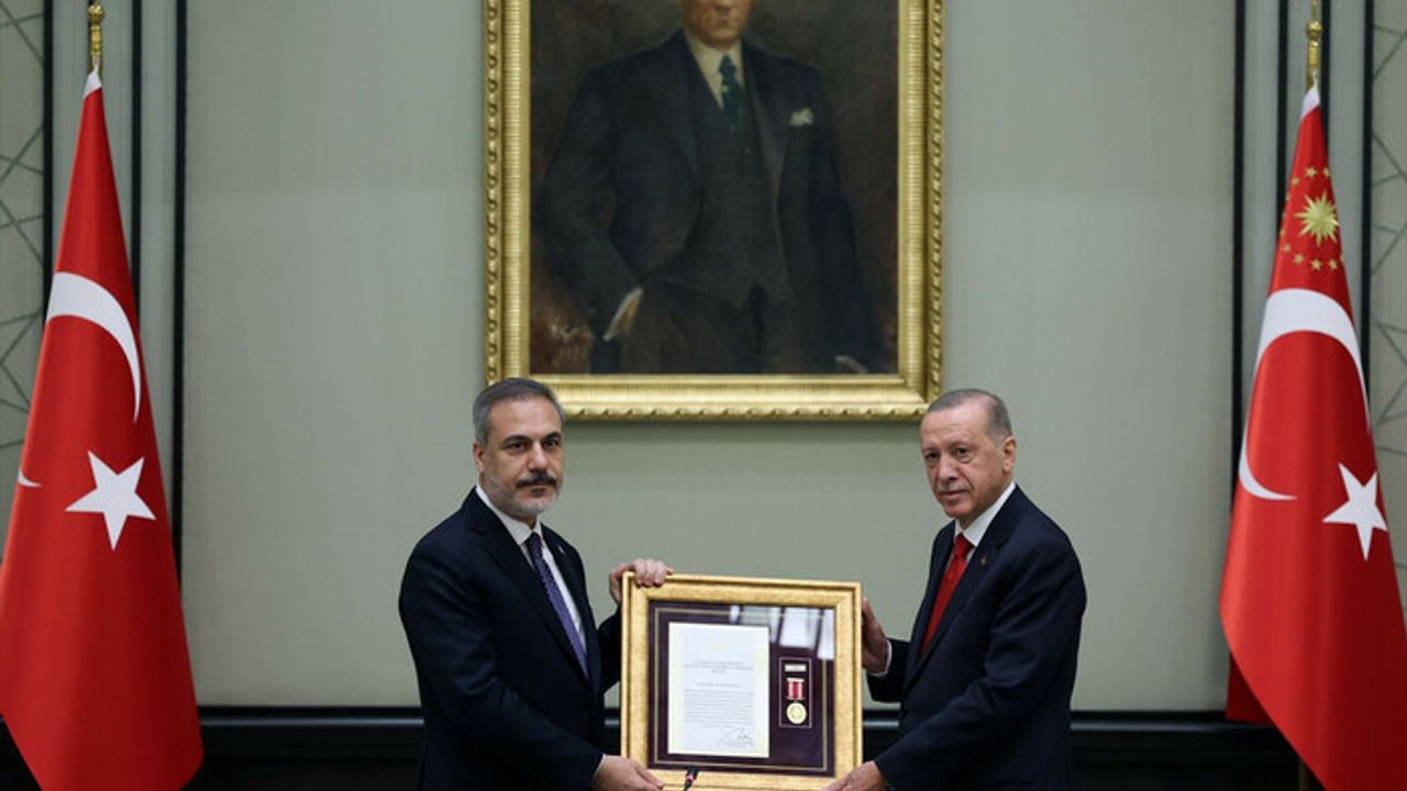 Cumhurbaşkanı Erdoğan'dan Hakan Fidan'a üstün hizmet beratı