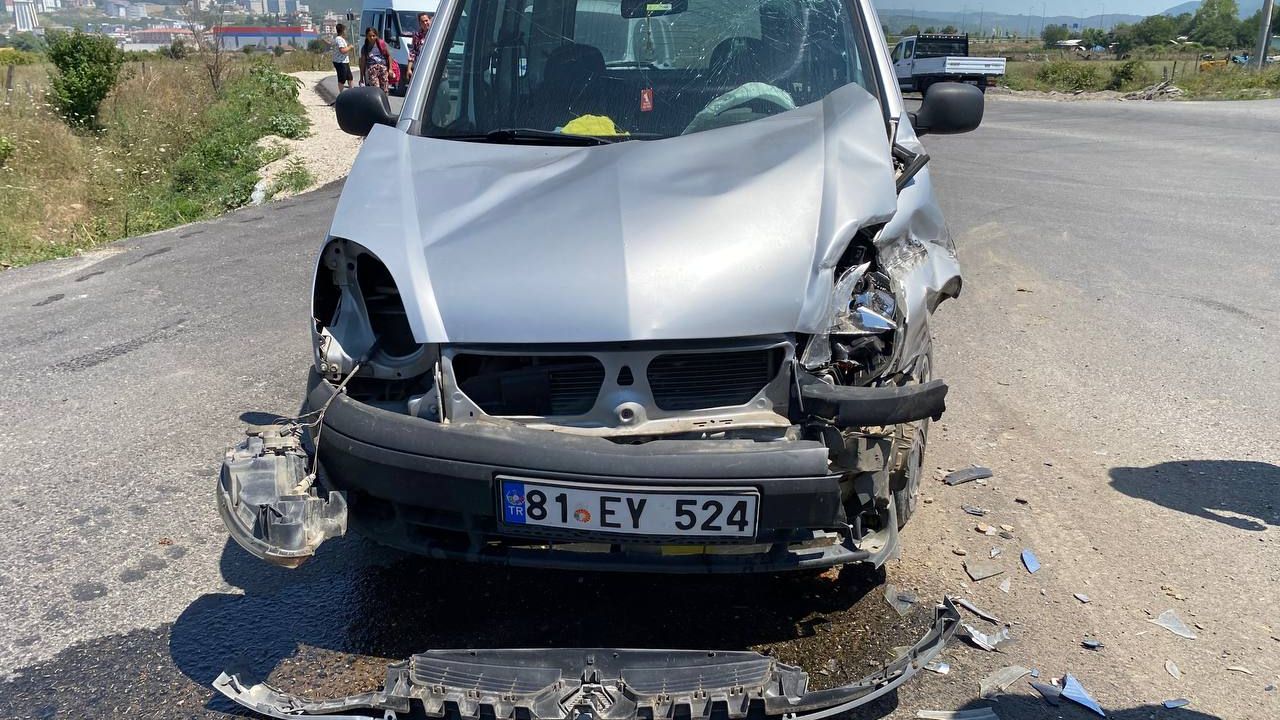 Minibüsle hafif ticari aracın çarpıştığı kazada 3 kişi yaralandı