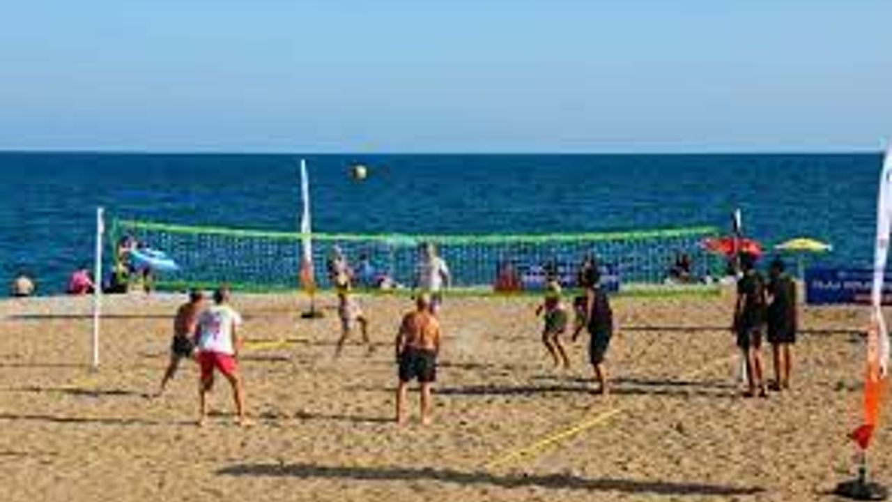 Sinop'ta plaj voleybolu ve ayak tenisi turnuvası başladı