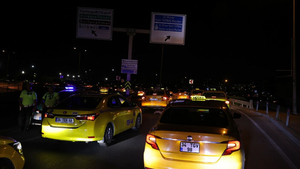 İstanbul'da yüzde 100 zam isteyen taksiciler eylem yaptı