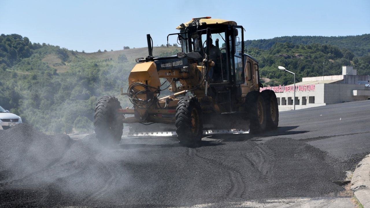 Karadeniz Ereğli'de 15 bin ton sıcak asfalt döküldü