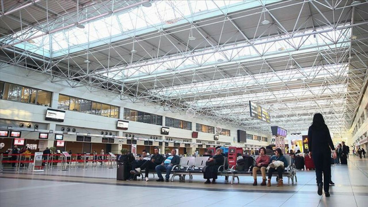 Turizm merkezlerindeki havalimanlarının yoğunluğu arttı: 102 milyondan fazla yolcu taşındı