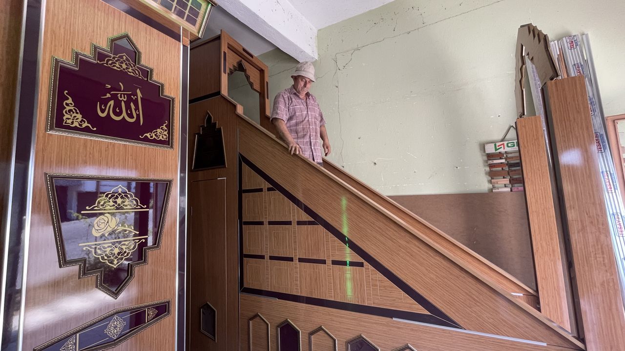  Mobilya imalatçısı Sezgin Usta, 15 yıldır camilere mihrap, minber ve kürsü yapıyor