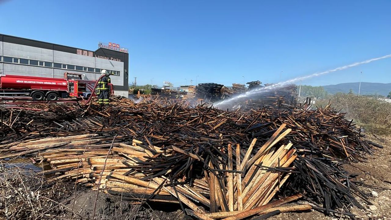  Çıkan yangında parke fabrikasına ait ahşap malzemelerin bir kısmı yandı