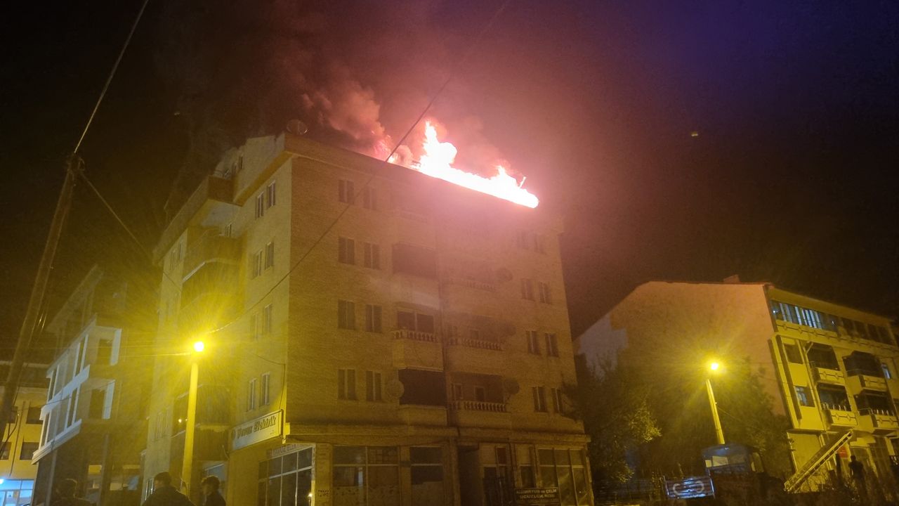 5 katlı binada çıkan yangın itfaiye tarafından kontrol altına alındı