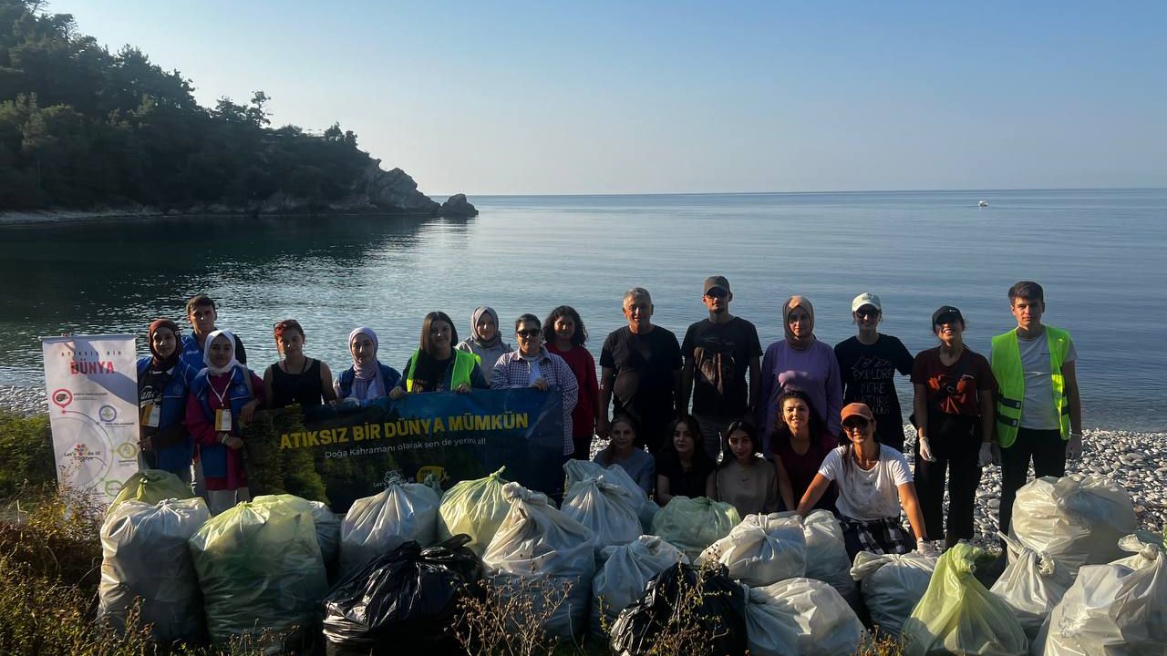 Gönüllüler "Dünya Temizlik Günü" dolayısıyla atık topladı