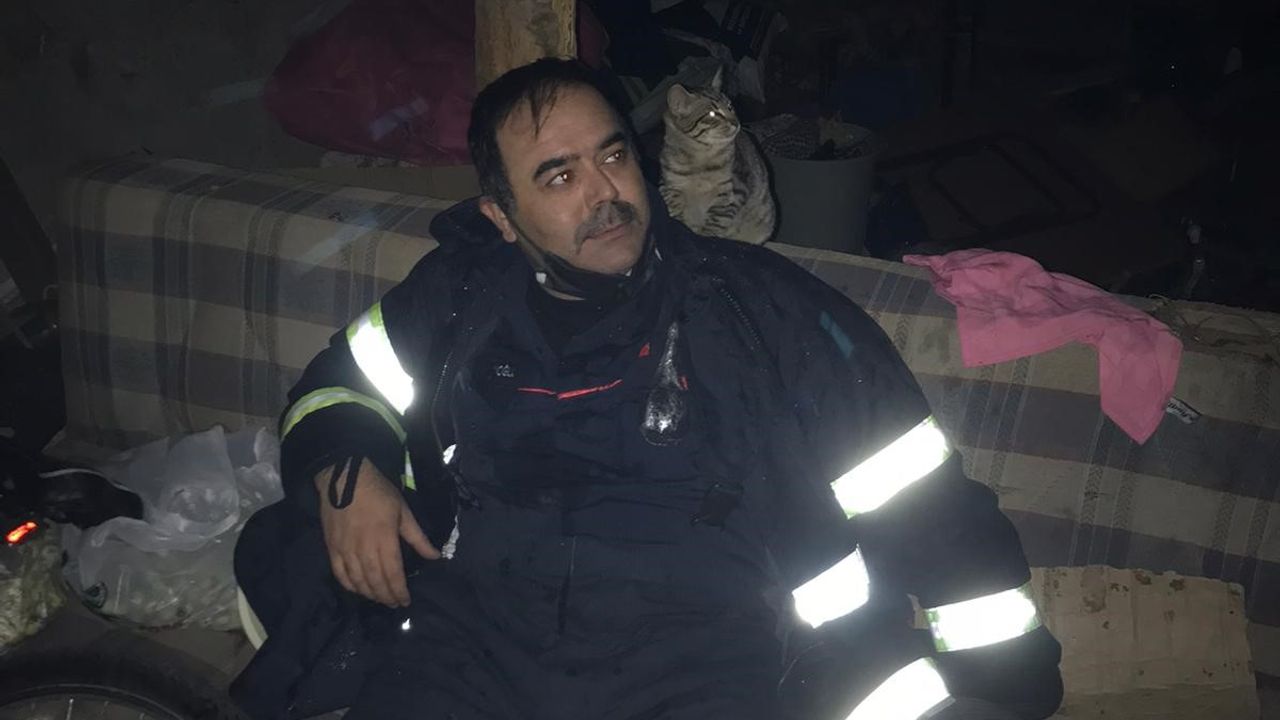 Kahraman itfaiyeci, yanan eve girerek alevlerin içerisinden kediye kurtardı