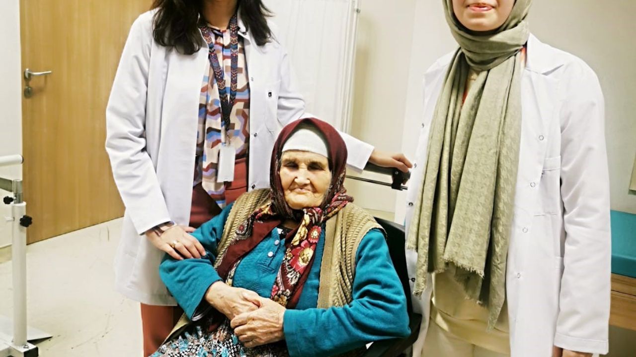 Göreve başlar başlamak ilk baktığı hasta 107 yaşındaki yaşlı kadın oldu
