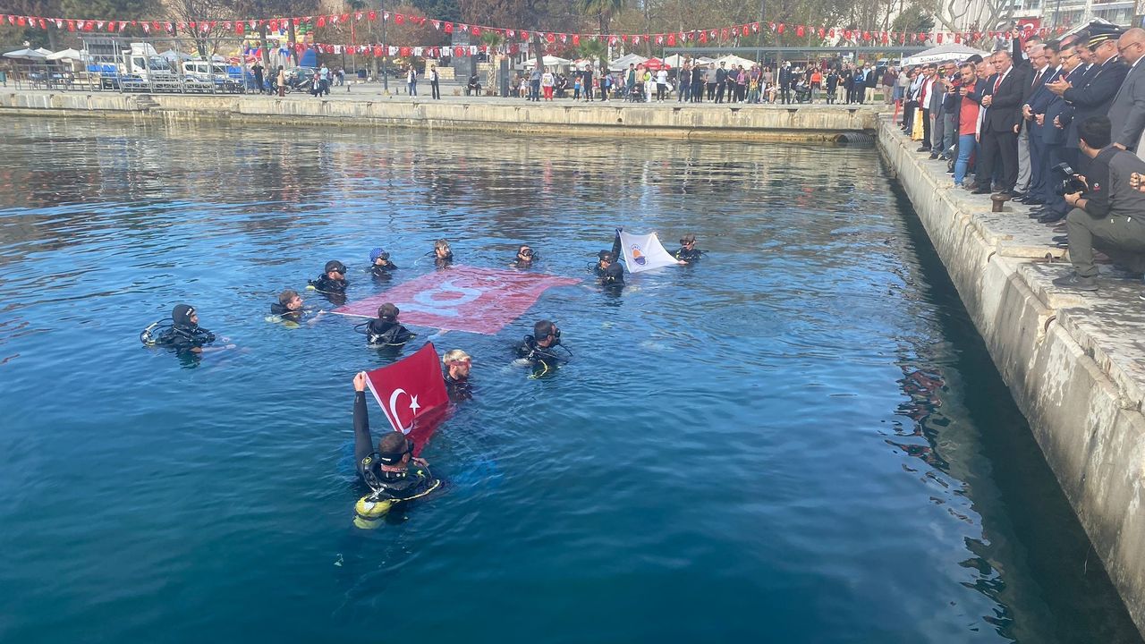 Su altında Türk bayrağı açtılar
