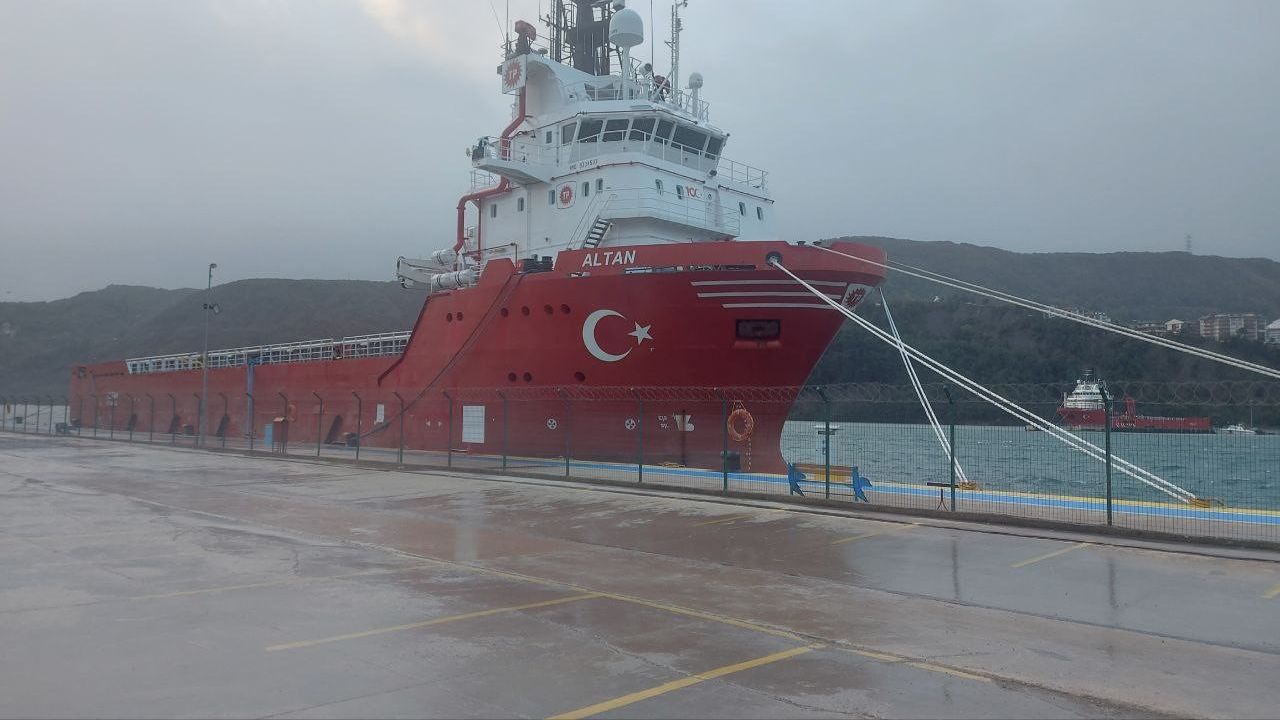 Karadeniz'de petrol araması yapan 2 gemi de Amasra Limanı'na sığındı
