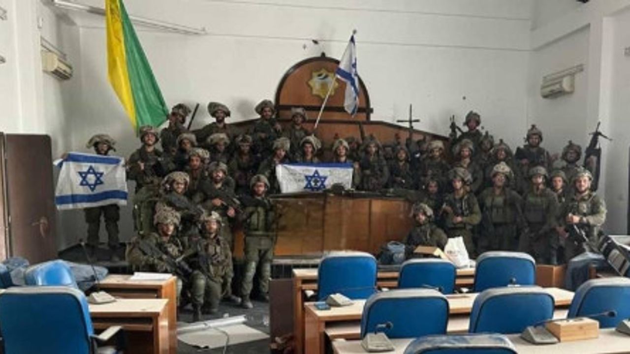 İsrail askerleri, Gazze'deki Filistin Parlamento Binasını işgal edip İsrail bayrağı astı.