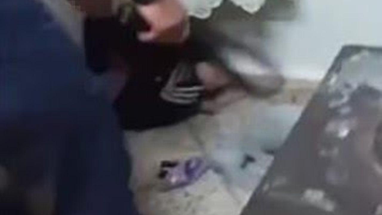 Adana'da bir babanın oğlunu kemerle dövdüğü anlar kamerada