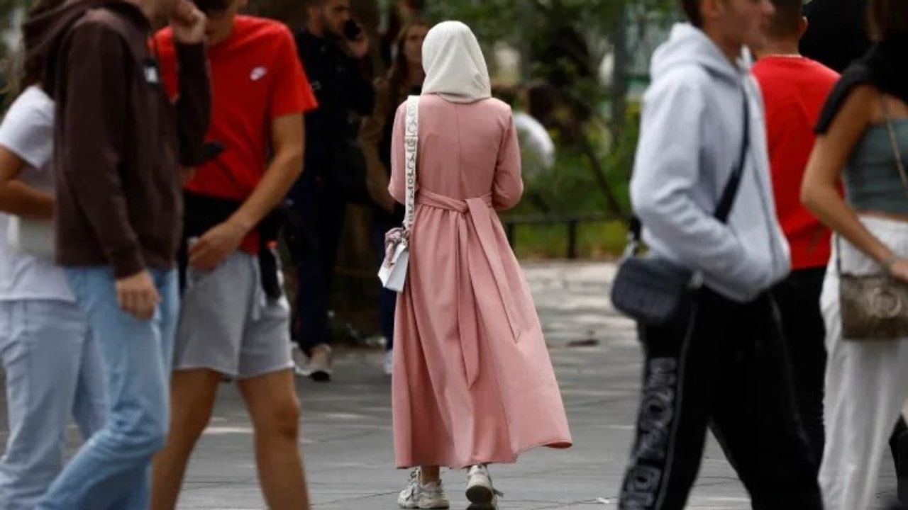 Fransa'da başörtülü kadınların markete girmesini yasaklayan müdüre 3 ay hapis