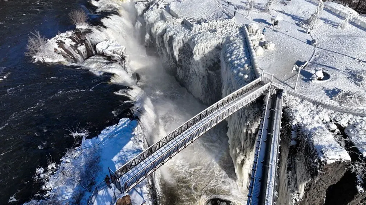 ABD'de şiddetli soğuklar: Paterson Büyük Şelalesi kısmen dondu