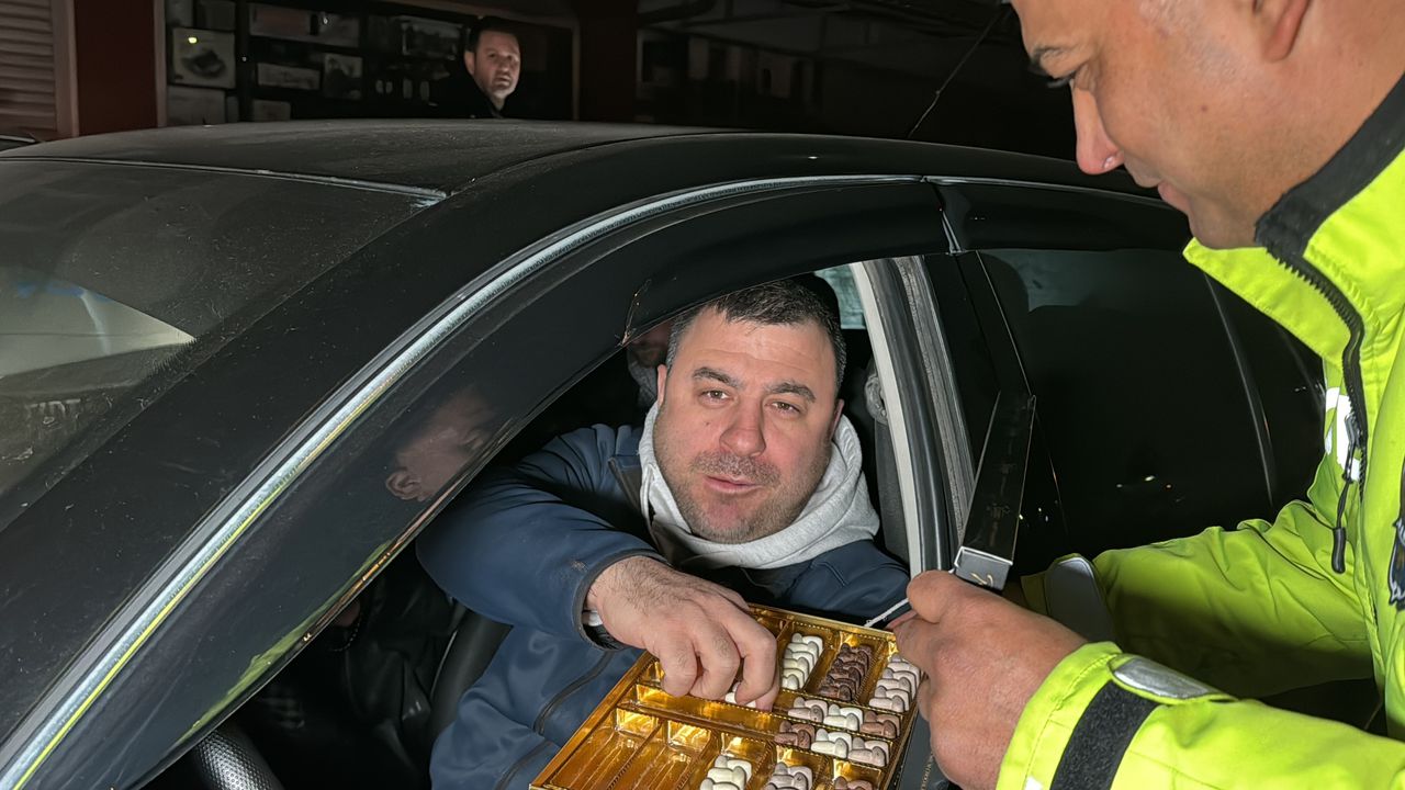 Polis bu sefer çikolata dağıttı