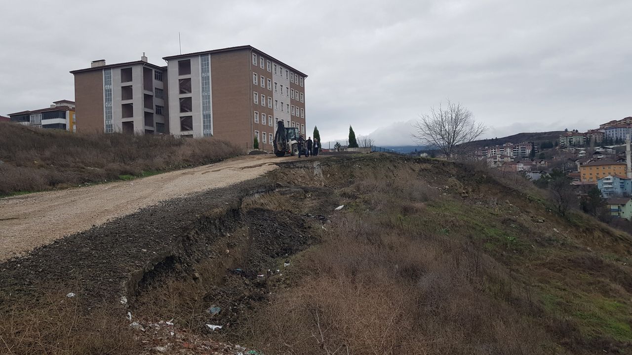 Karabük'te okul bahçelerine yakın alanda toprak kayması devam ediyor