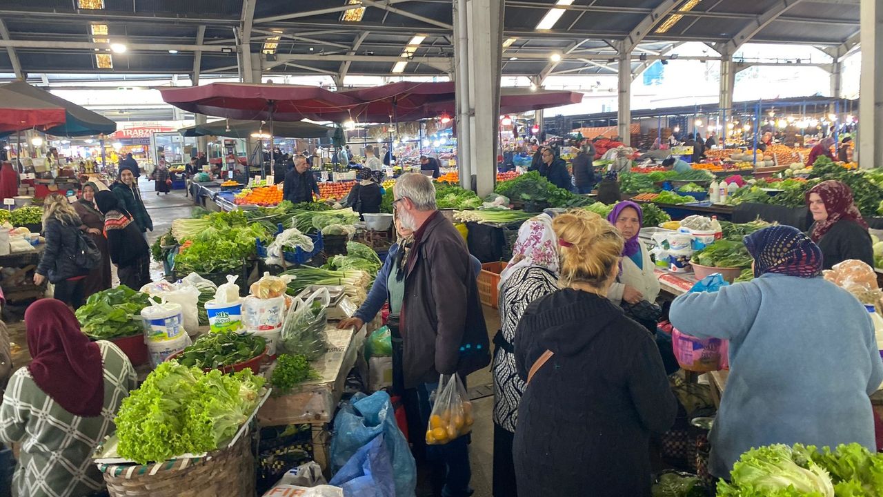 Halk pazarı en yoğun günlerinden birini yaşadı