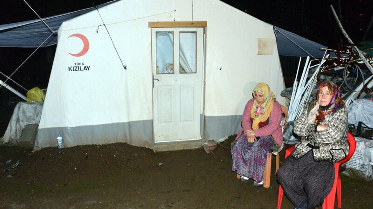 Haluk Levent ve Hasan Can, çadırda kalan şehit ailesi için harekete geçti