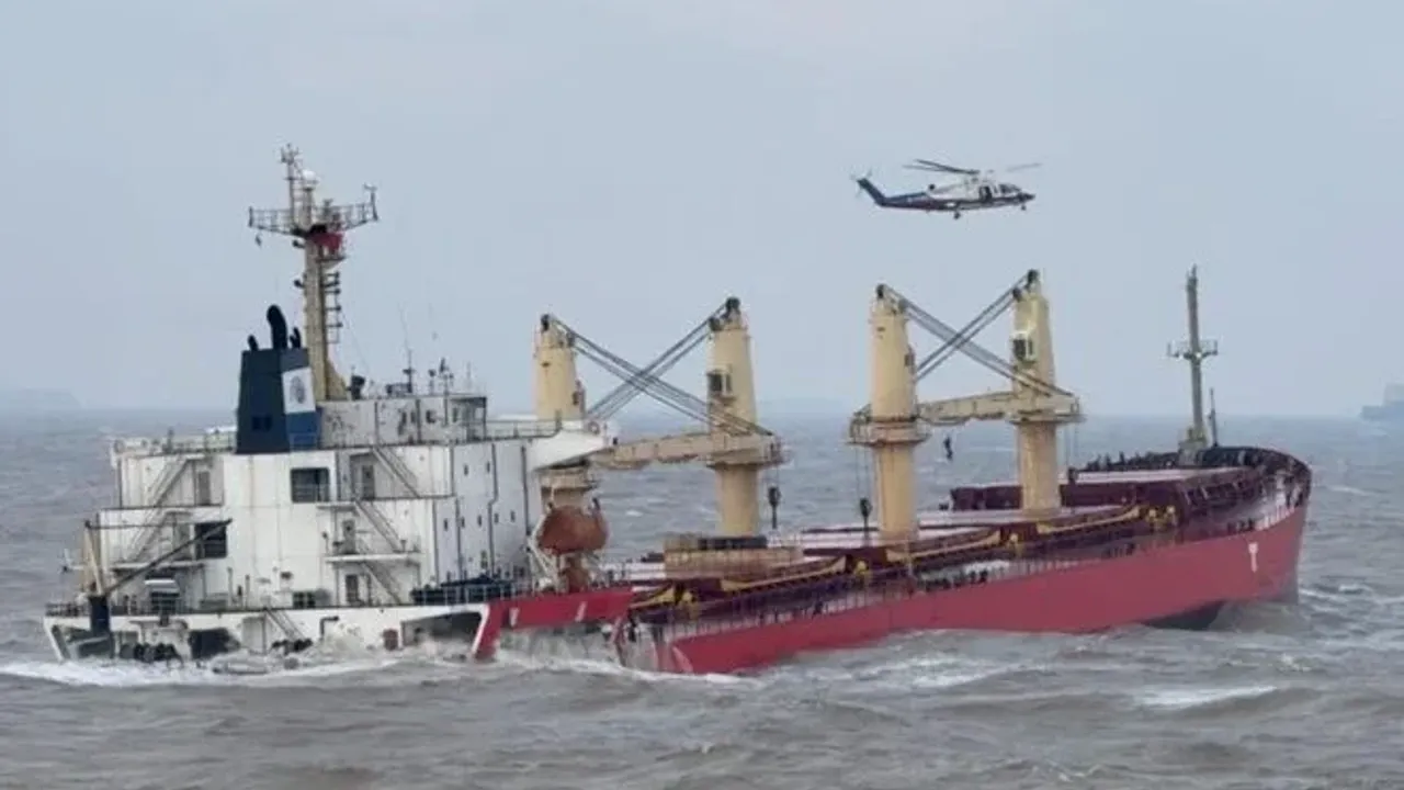 Şangay açıklarında 16 Türk mürettebatın bulunduğu gemi battı