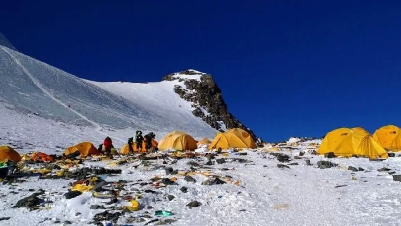 Everest Dağı, tırmanan dağcıların dışkılarıyla kirleniyor