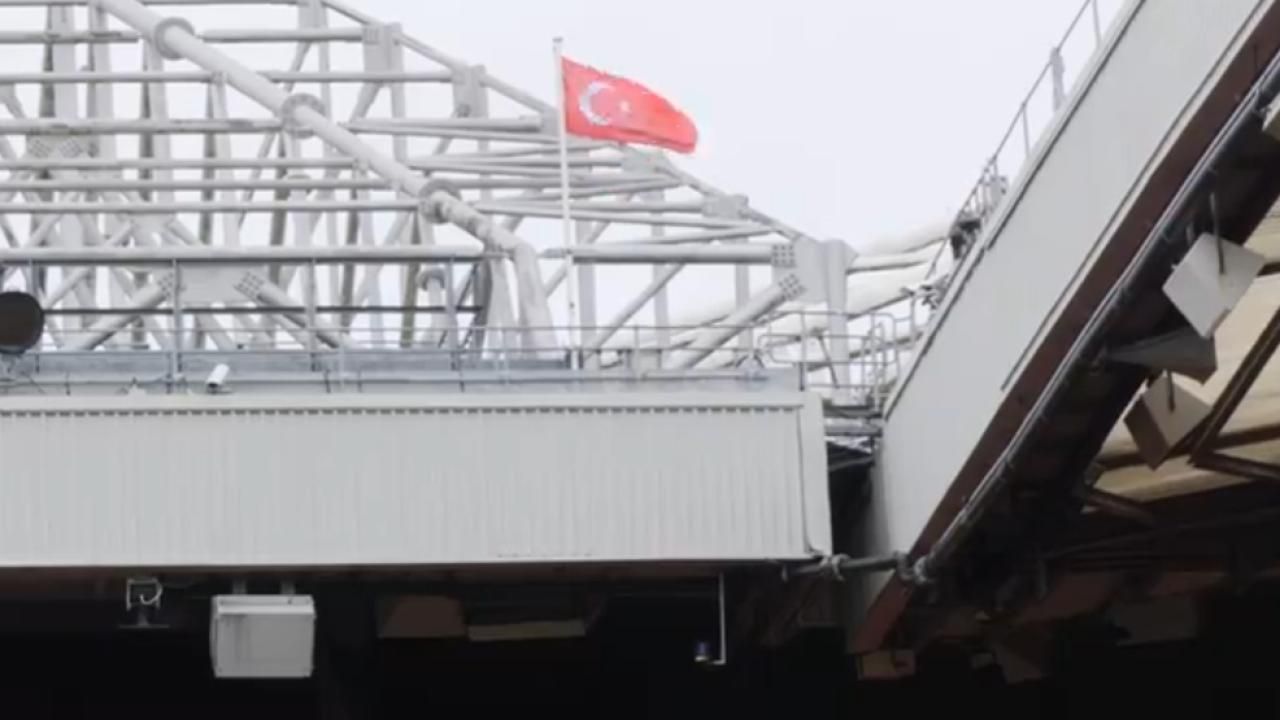 Manchester United Altay Bayındır onuruna stadında Türk bayrağı dalgalandırdı