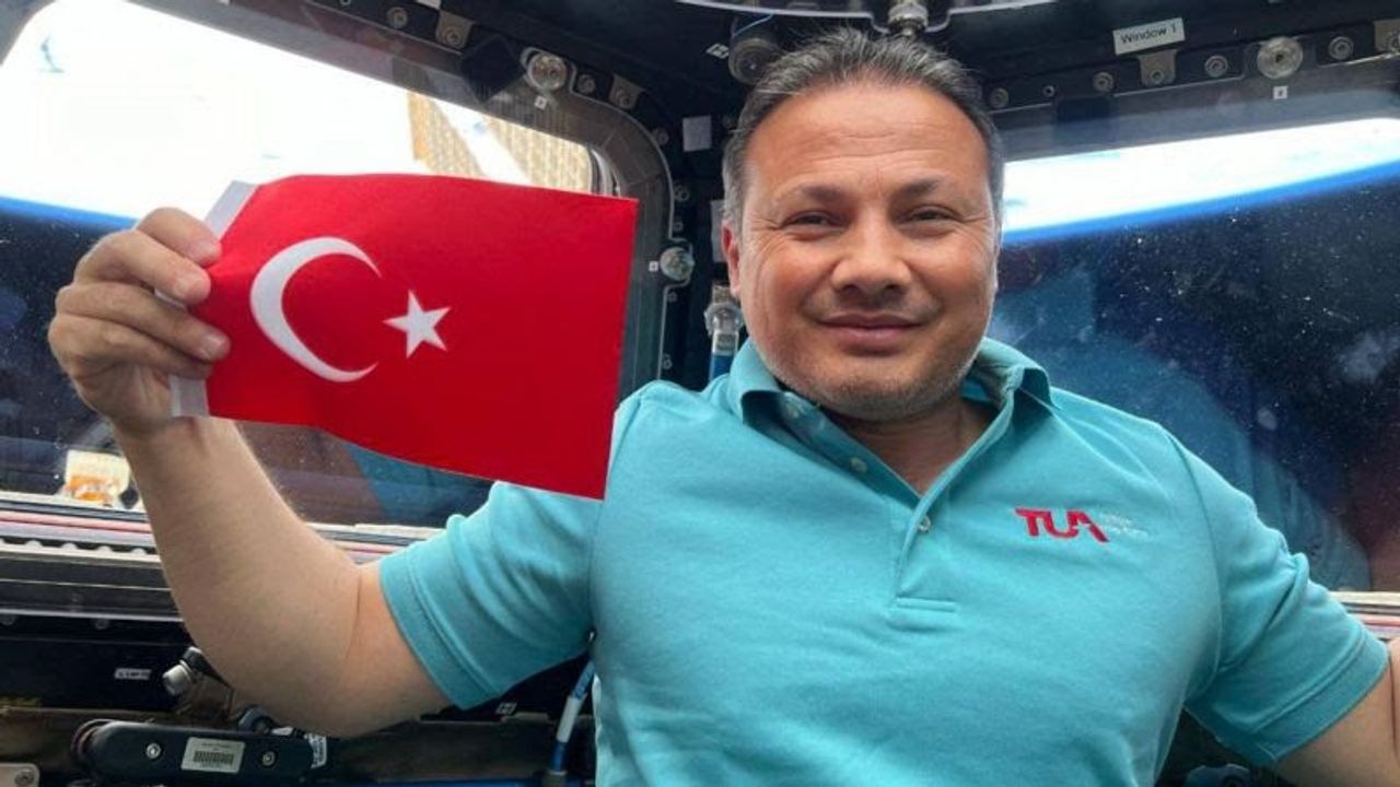 İlk Türk astronot Alper Gezeravcı'nın Dünya'ya dönüşü bir kez daha ertelendi