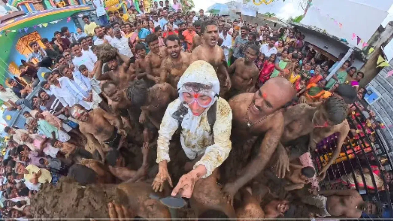 Hindistan'da inek dışkısı festivaline katılan YouTuber'ın o anları kamerada