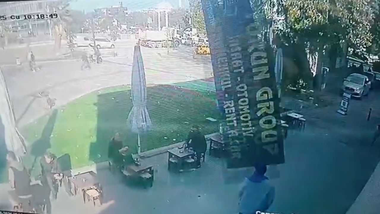 Bursa'da şiddetli lodos tabelayı uçurdu: Kafedeki 2 kişi tabelanın altında kalmaktan son anda kurtuldu