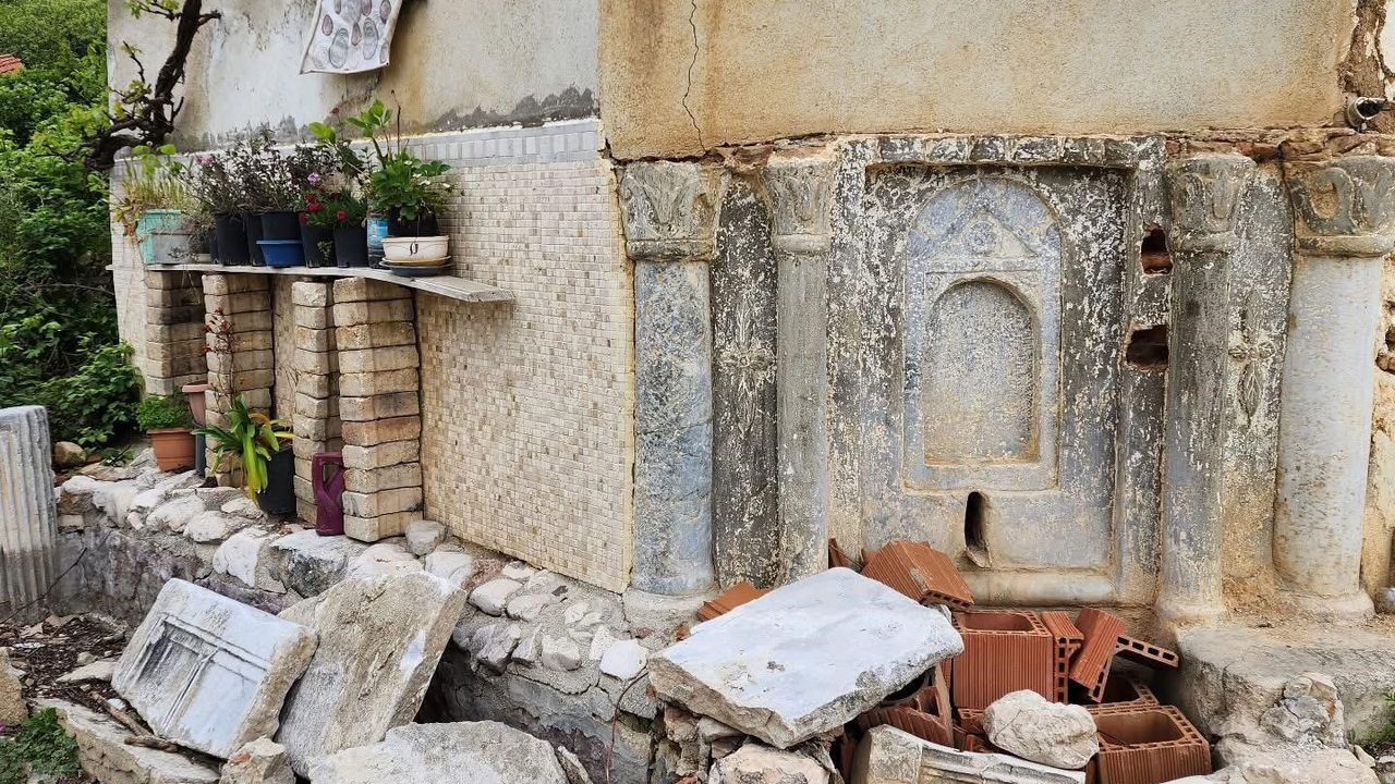 Roma dönemi mermer çeşme tahrip edildi