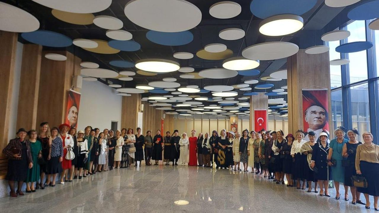 Nilüfer Kadın Korosu'ndan Cumhuriyet defilesi