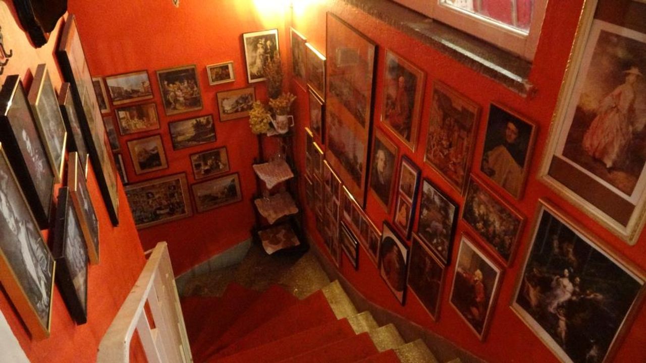 Paris'ten Bursa'ya uzanan antika hikayesi: Kolilerde bekleyen eşyalarla müze gibi kafe kurdu