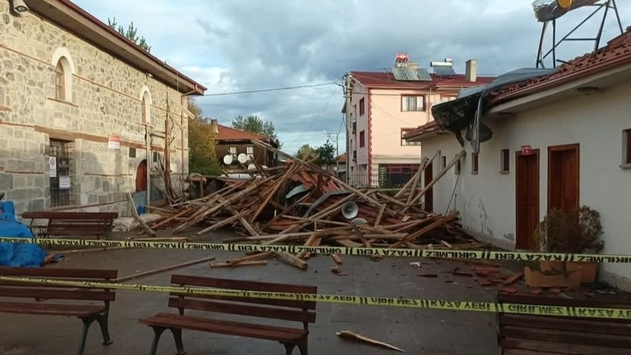 DÖRTDİVAN'DA FIRTINA CAMİ MİNARESİNİ DEVİRDİ