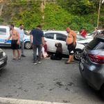 Yolun karşısına geçerken otomobilin çarptığı baba ve oğlu ağır yaralandı