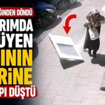 Kaldırımda yürüyen kadının üzerine PVC kapı düştü