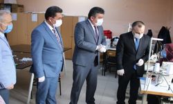 GEREDE HEM ÖĞRETİCİLERİ MASKE ÜRETİYOR