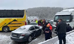 Anadolu Otoyolu'nun Bolu kesiminde 6 aracın karıştığı kazada 5 kişi yaralandı