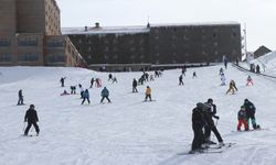 Kartalkaya'da tatilciler kayak ve snowboard yaparak eğlendi