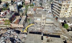 Depremin vurduğu Hatay'ın Hassa ilçesinde enkaz kaldırma çalışmaları devam ediyor