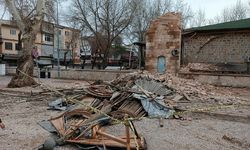 Kahramanmaraş’taki 730 yıllık caminin minaresi artçı sarsıntılara dayanamadı