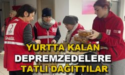 YURTTA KALAN DEPREMZEDELERE TATLI DAĞITTILAR