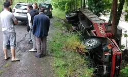 Köy Hizmetlerine ait kamyonet ağaca çarparak devrildi: 1 yaralı 