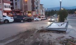 2 otomobilin ters yönde ilerlemesi cep telefonu kamerasıyla görüntülendi