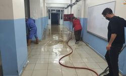 Karabük'te yağıştan etkilenen okul temizleniyor