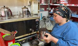 Ulus'un "çaycı yengesi", vefat eden kayınpederinin kahvehanesini 5 yıldır işletiyor