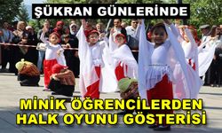 ŞÜKRAN GÜNLERİNDE MİNİK ÖĞRENCİLERDEN HALK OYUNU GÖSTERİSİ