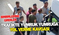 TRAFİKTE YUMRUK YUMRUĞA YOL VERME KAVGASI