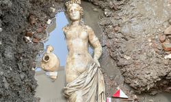 Amasra'da tarihi Bedesten'de yapılan kazılarda 1800 yıllık "Su perisi heykeli" bulundu