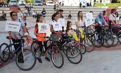 Safranbolu'da renkli kıyafet giyen kadınlar süsledikleri bisikletleriyle tur attı